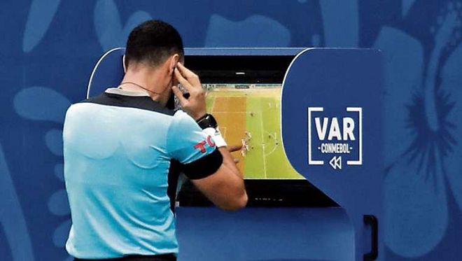 VAR Trong Bóng Đá Là Gì?